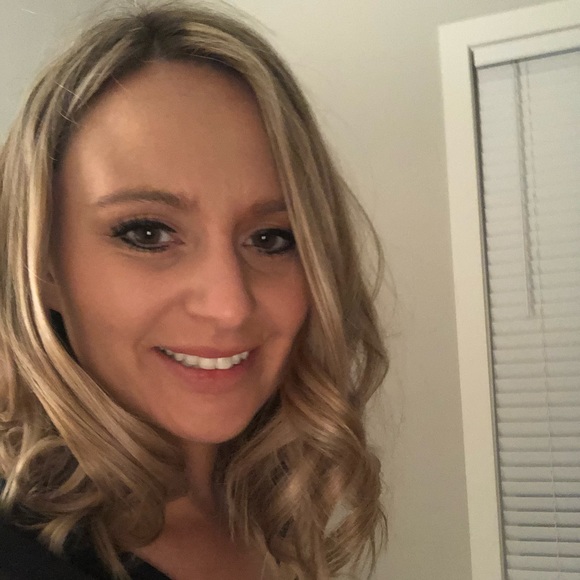 Meet your Posher, Lisa - Picture 2 of 2